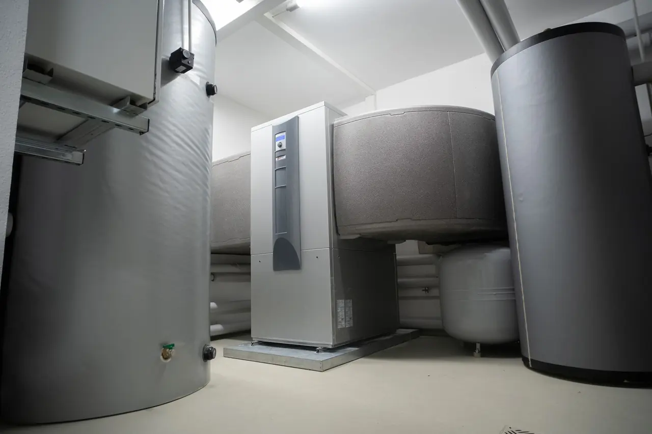 Thermopompe et réservoirs dans une salle mécanique résidentielle