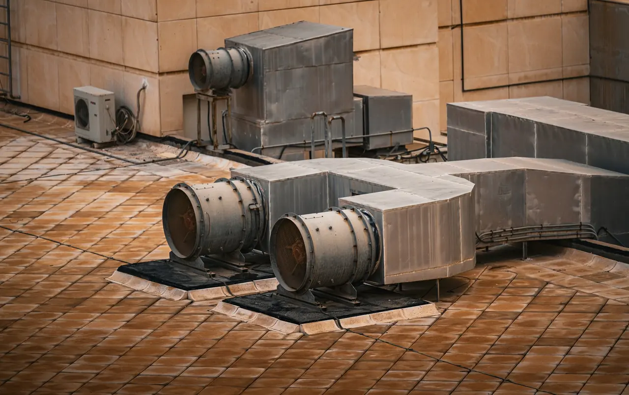 Équipements de ventilation posés sur un toit de briques